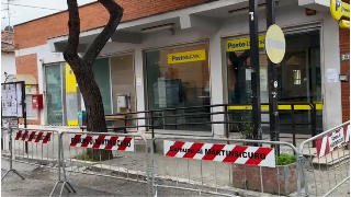 Martinsicuro - Ufficio postale chiuso dopo l’assalto, arriva il container per 8 mesi